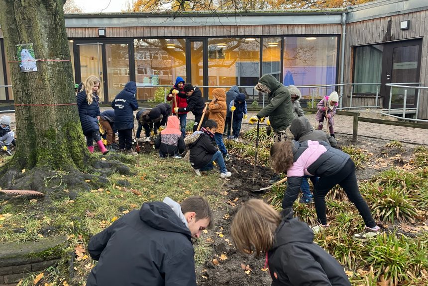 Grundschulkinder pflanzen den Frühling